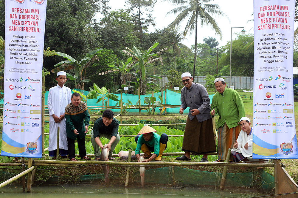 Wartawan Mancing Indonesia (WMI) gelar WMI peduli dengan memberikan penyuluhan budidaya ikan,  kewirausahaan dan santunan. (BeritaNasional/Elvis Sendouw)