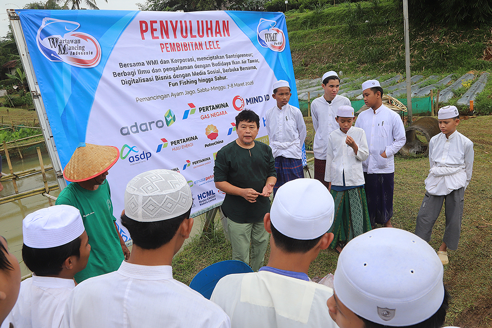 Wartawan Mancing Indonesia (WMI) gelar WMI peduli dengan memberikan penyuluhan budidaya ikan,  kewirausahaan dan santunan. (BeritaNasional/Elvis Sendouw)