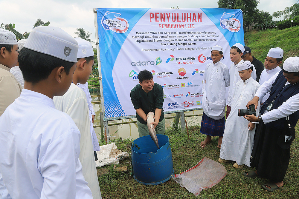Wartawan Mancing Indonesia (WMI) gelar WMI peduli dengan memberikan penyuluhan budidaya ikan,  kewirausahaan dan santunan. (BeritaNasional/Elvis Sendouw)