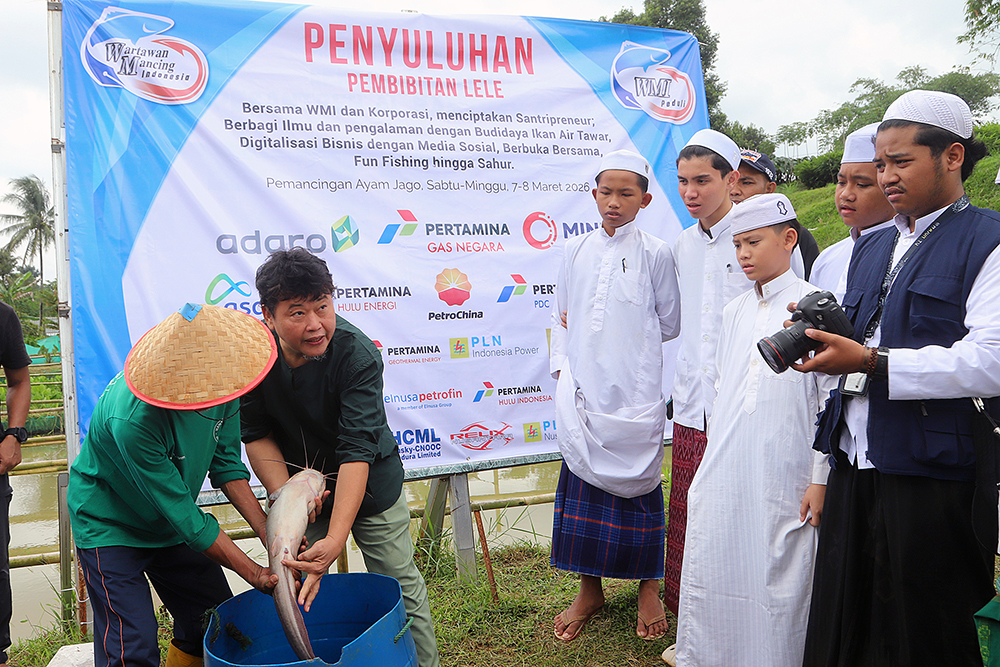 Wartawan Mancing Indonesia (WMI) gelar WMI peduli dengan memberikan penyuluhan budidaya ikan,  kewirausahaan dan santunan. (BeritaNasional/Elvis Sendouw)