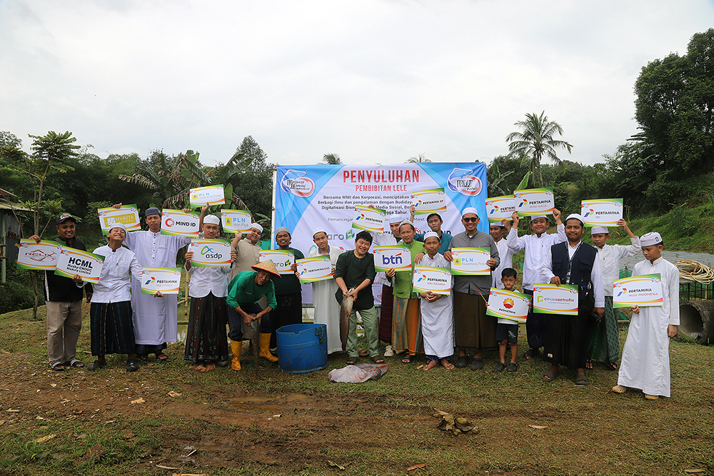 Wartawan Mancing Indonesia (WMI) gelar WMI peduli dengan memberikan penyuluhan budidaya ikan,  kewirausahaan dan santunan. (BeritaNasional/Elvis Sendouw)