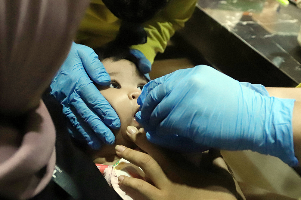 Anak-anak dari pekerja dilingkungan kompleks DPR menerima vaksin Polio. (BeritaNasional/Elvis Sendouw)