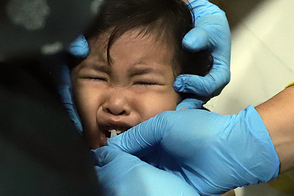 Anak-anak dari pekerja dilingkungan kompleks DPR menerima vaksin Polio. (BeritaNasional/Elvis Sendouw)