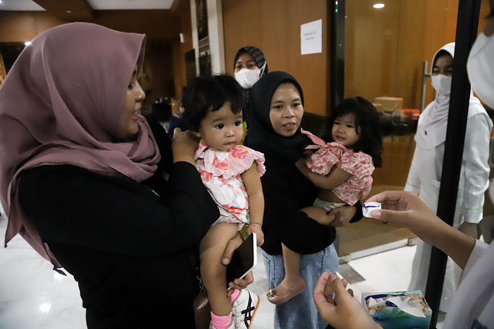 Anak-anak dari pekerja dilingkungan kompleks DPR menerima vaksin Polio. (BeritaNasional/Elvis Sendouw)