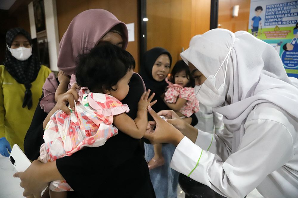 Anak-anak dari pekerja dilingkungan kompleks DPR menerima vaksin Polio. (BeritaNasional/Elvis Sendouw)