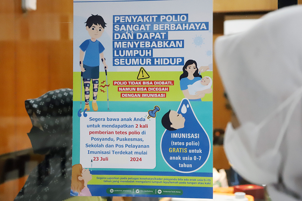 Anak-anak dari pekerja dilingkungan kompleks DPR menerima vaksin Polio. (BeritaNasional/Elvis Sendouw)