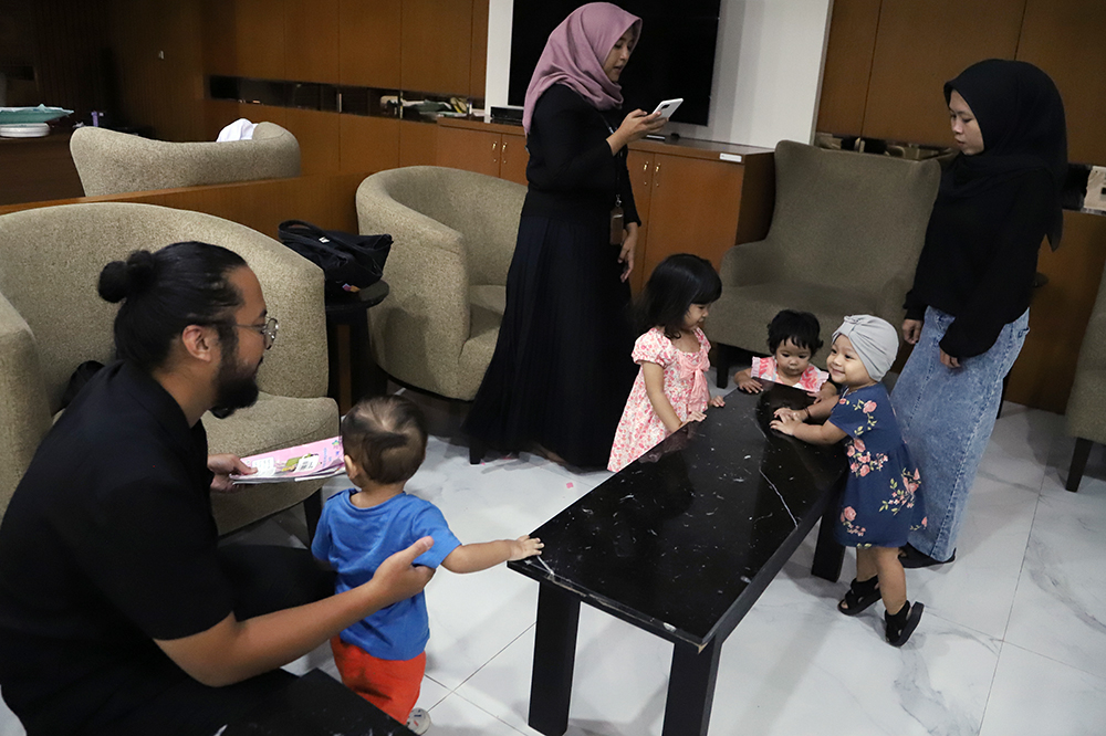 Anak-anak dari pekerja dilingkungan kompleks DPR menerima vaksin Polio. (BeritaNasional/Elvis Sendouw)