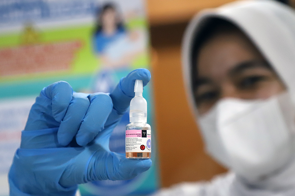 Anak-anak dari pekerja dilingkungan kompleks DPR menerima vaksin Polio. (BeritaNasional/Elvis Sendouw)