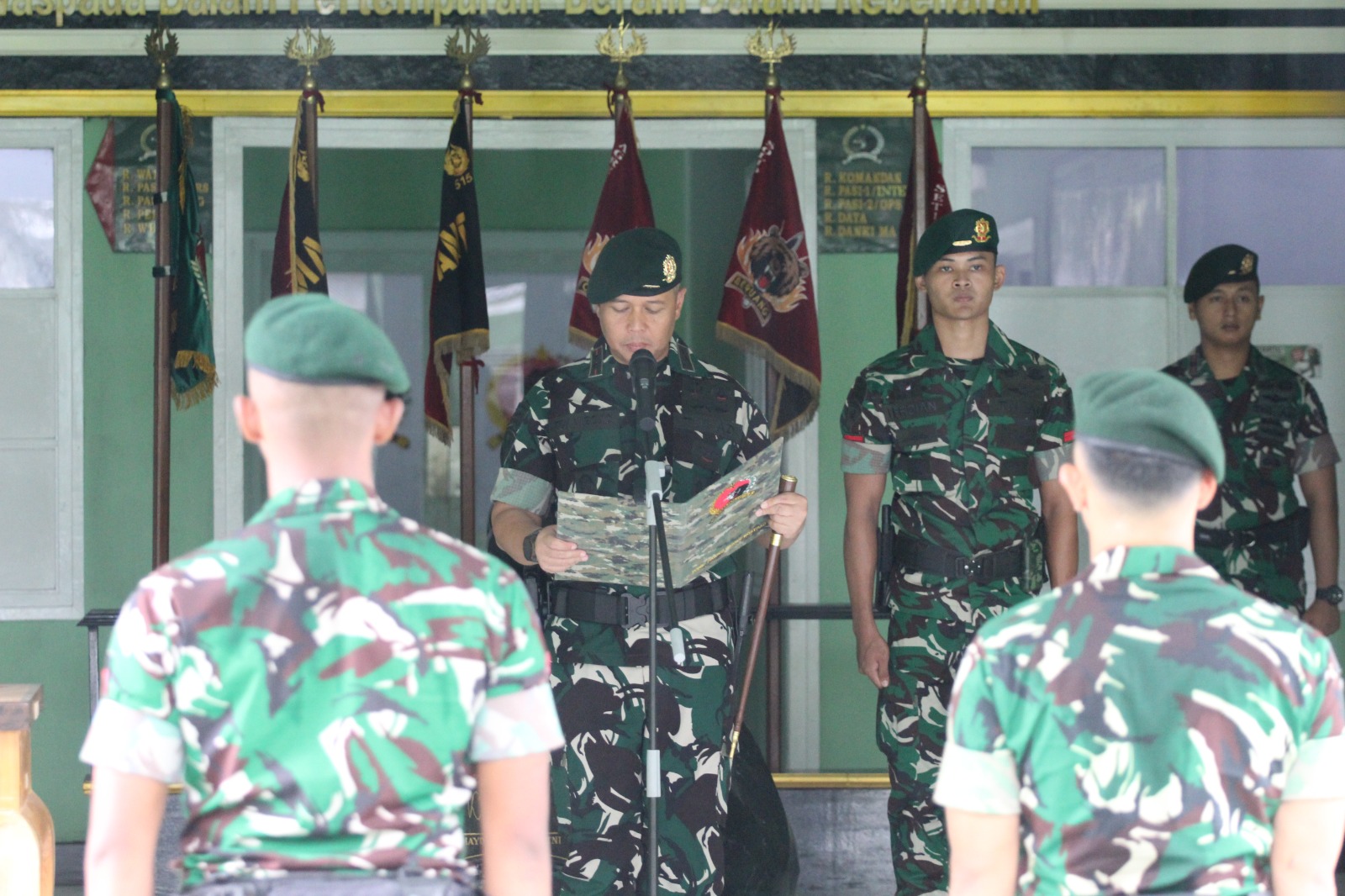 Danyonif 515 UTY/9/2 Kostrad Letkol Inf Edy Wibowo, S.Sos. menggelar tradisi penyambutan warga baru 2 orang prajurit Perwira Remaja dan Bintara Remaja. (BeritaNasional/Elvis/HO Dispenad)