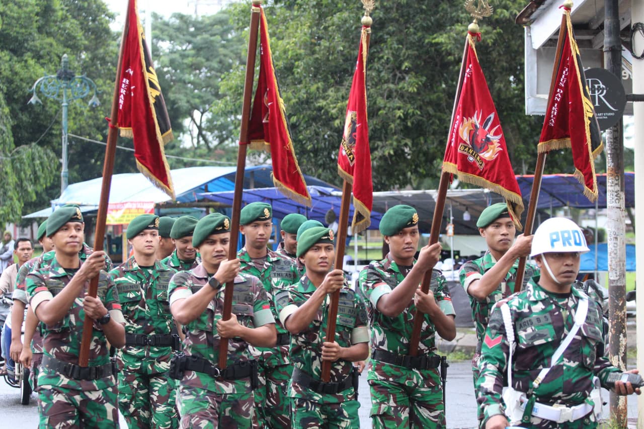Danyonif 515 UTY/9/2 Kostrad Letkol Inf Edy Wibowo, S.Sos. menggelar tradisi penyambutan warga baru 2 orang prajurit Perwira Remaja dan Bintara Remaja. (BeritaNasional/Elvis/HO Dispenad)
