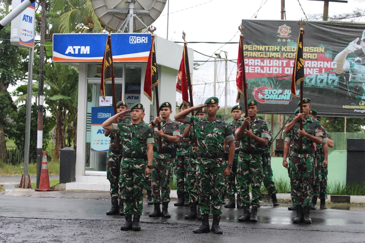 Danyonif 515 UTY/9/2 Kostrad Letkol Inf Edy Wibowo, S.Sos. menggelar tradisi penyambutan warga baru 2 orang prajurit Perwira Remaja dan Bintara Remaja. (BeritaNasional/Elvis/HO Dispenad)