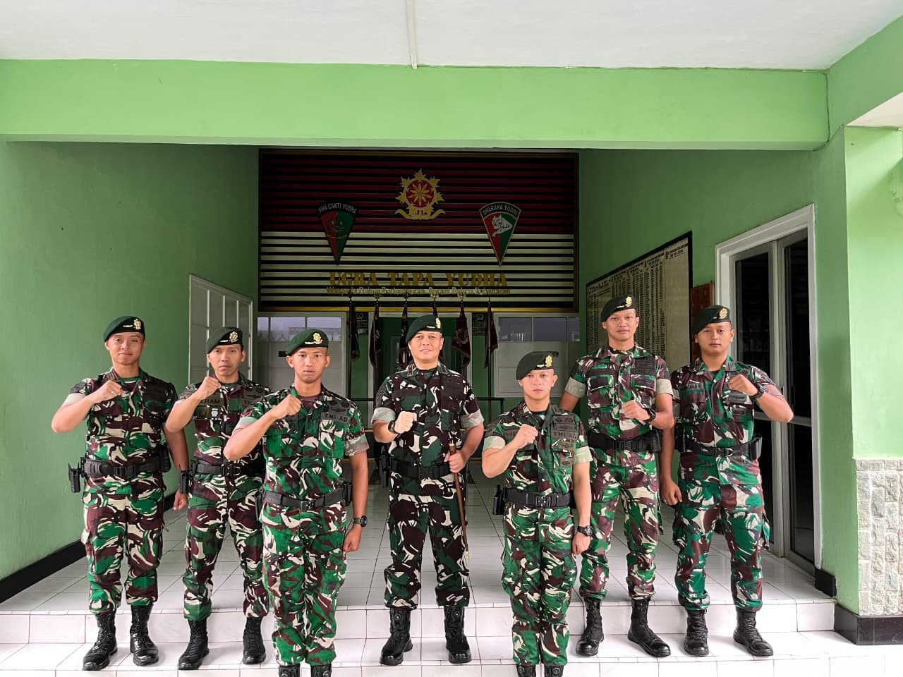 Danyonif 515 UTY/9/2 Kostrad Letkol Inf Edy Wibowo, S.Sos. menggelar tradisi penyambutan warga baru 2 orang prajurit Perwira Remaja dan Bintara Remaja. (BeritaNasional/Elvis/HO Dispenad)