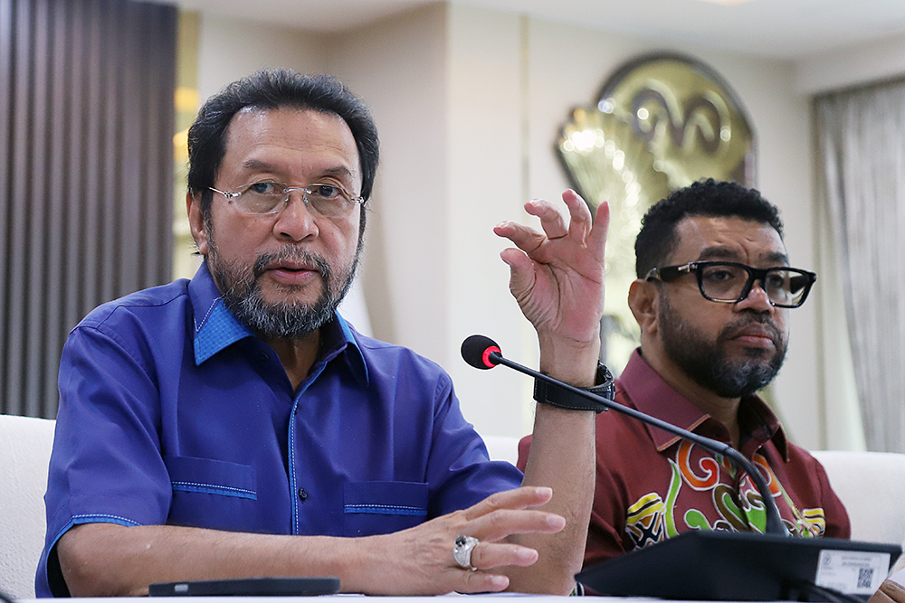 Wakil Ketua DPD RI Yorrys Raweyai memberikan keterangan kepada wartawan terkait permasalahan di Papua. (BeritaNasional/Elvis Sendouw)