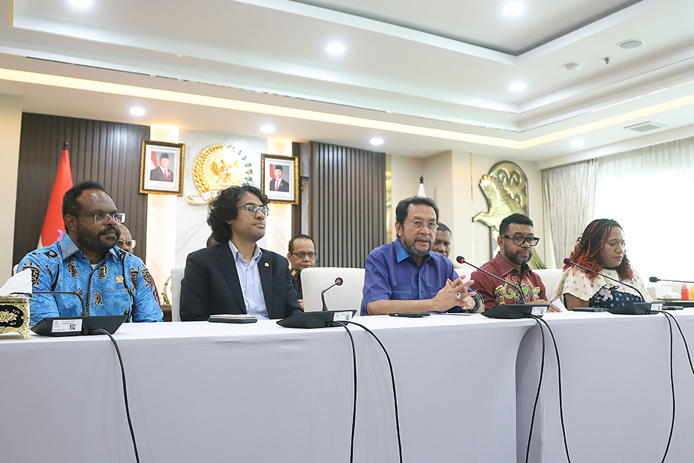 Wakil Ketua DPD RI Yorrys Raweyai memberikan keterangan kepada wartawan terkait permasalahan di Papua. (BeritaNasional/Elvis Sendouw)