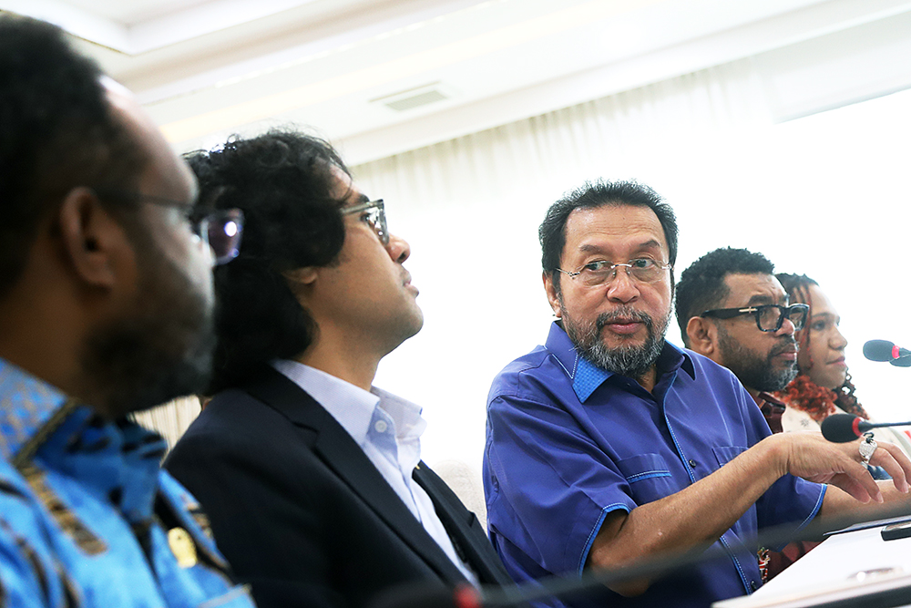 Wakil Ketua DPD RI Yorrys Raweyai memberikan keterangan kepada wartawan terkait permasalahan di Papua. (BeritaNasional/Elvis Sendouw)