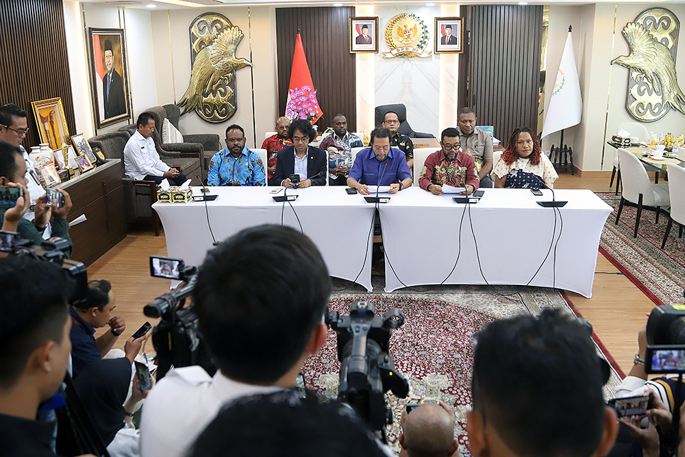 Wakil Ketua DPD RI Yorrys Raweyai memberikan keterangan kepada wartawan terkait permasalahan di Papua. (BeritaNasional/Elvis Sendouw)