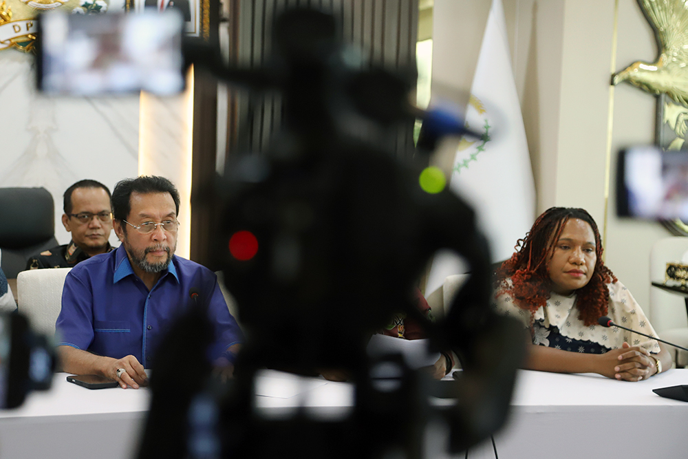 Wakil Ketua DPD RI Yorrys Raweyai memberikan keterangan kepada wartawan terkait permasalahan di Papua. (BeritaNasional/Elvis Sendouw)
