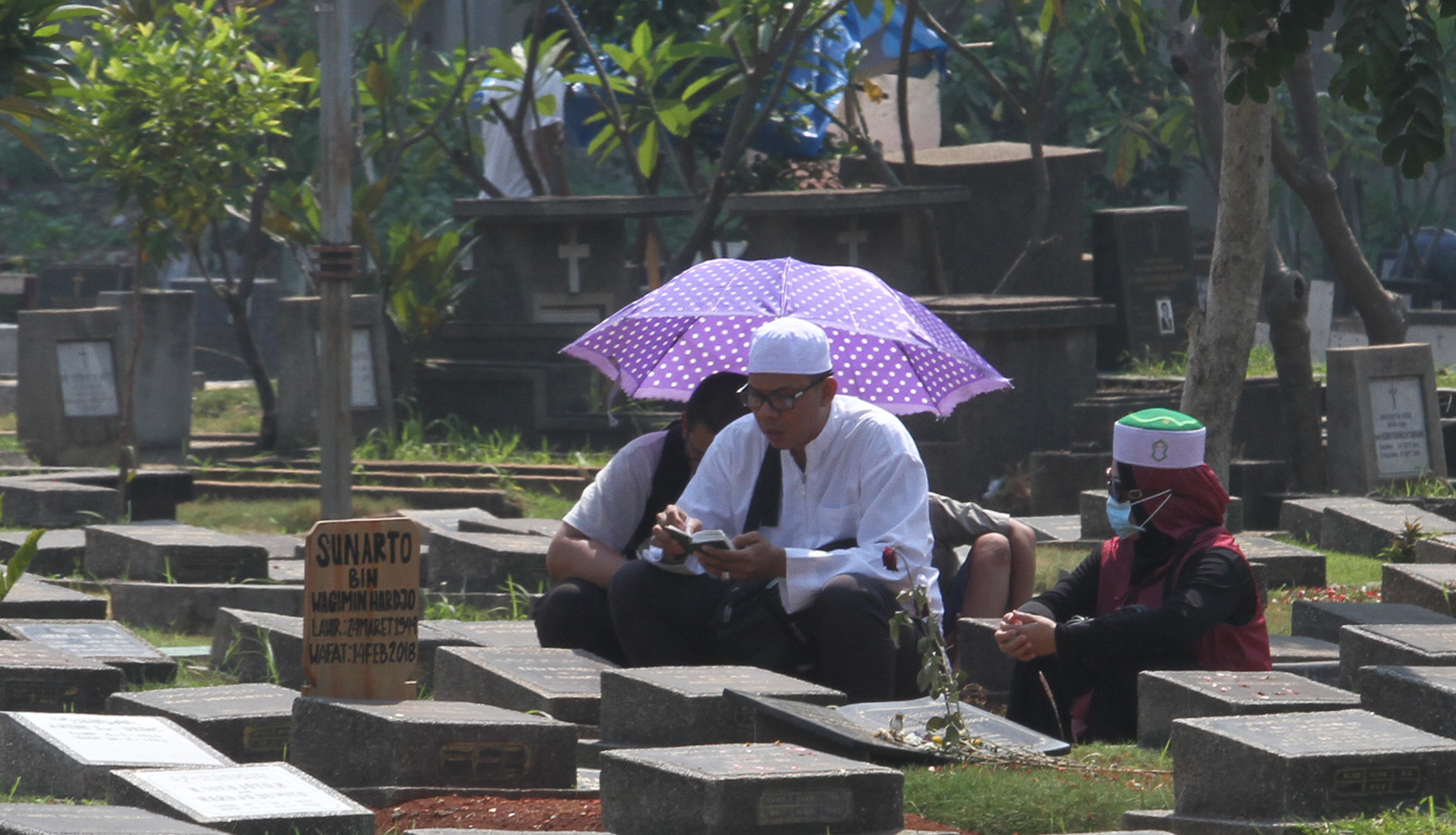 Warga berdoa di pusara keluarga saat berziarah di tempat pemakaman umum (TPU) Karet Bivak, Jakarta, Kamis (11/4/2024). (BeritaNasional/Oke Atmaja)