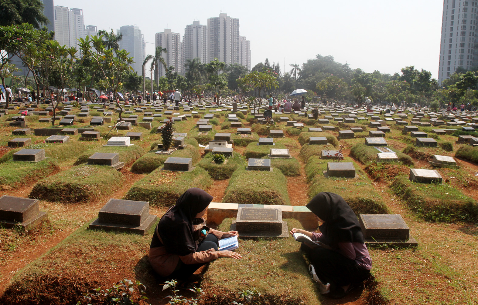 Warga berdoa di pusara keluarga saat berziarah di tempat pemakaman umum (TPU) Karet Bivak, Jakarta, Kamis (11/4/2024). (BeritaNasional/Oke Atmaja)