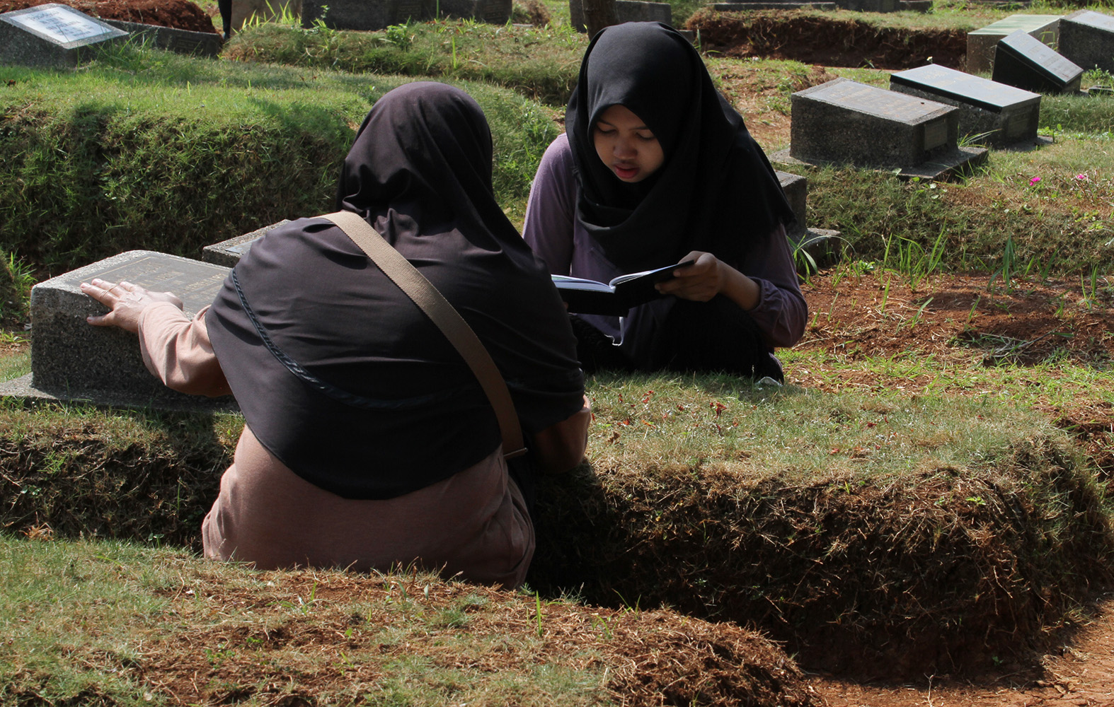 Warga berdoa di pusara keluarga saat berziarah di tempat pemakaman umum (TPU) Karet Bivak, Jakarta, Kamis (11/4/2024). (BeritaNasional/Oke Atmaja)