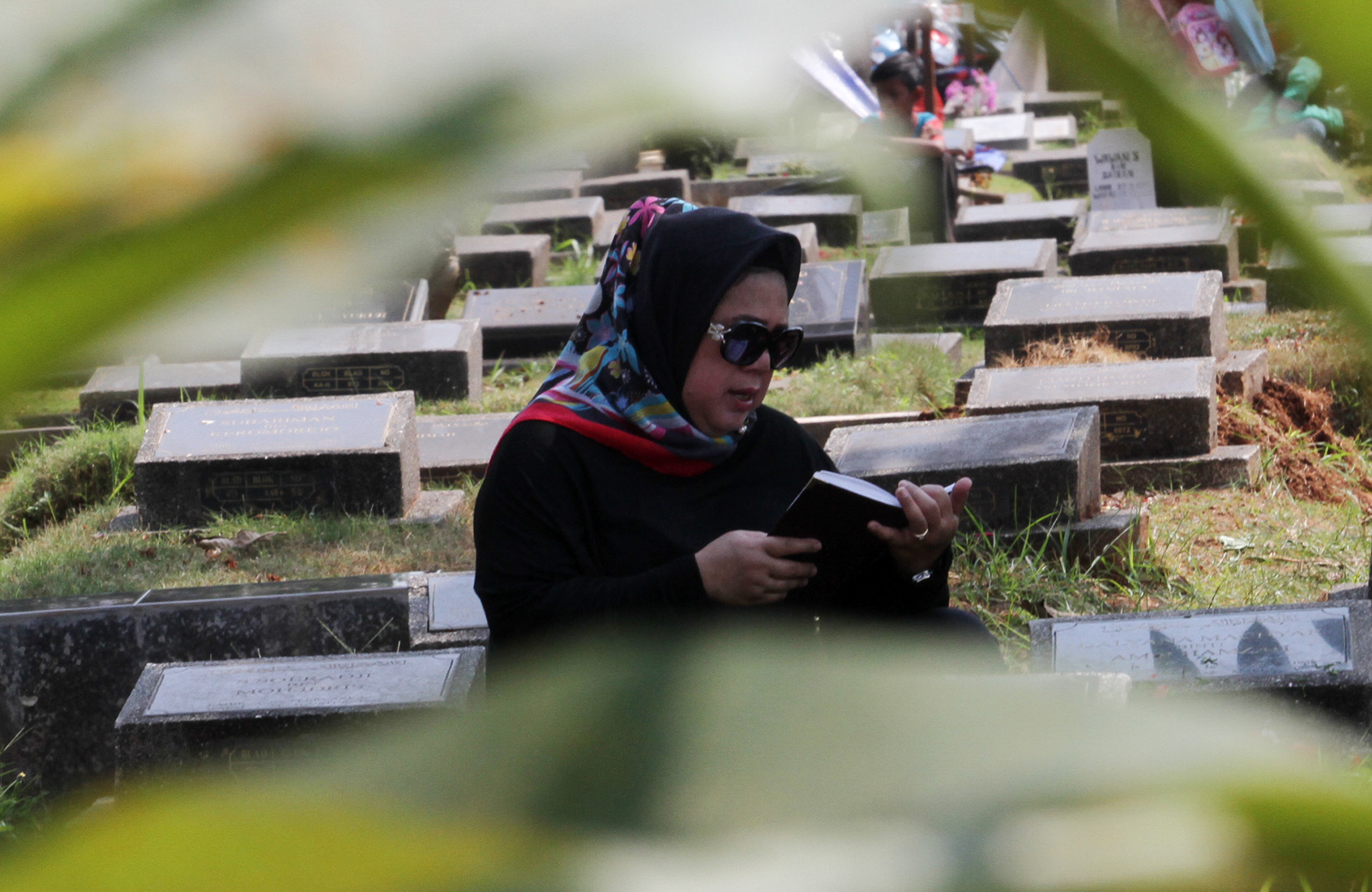 Warga berdoa di pusara keluarga saat berziarah di tempat pemakaman umum (TPU) Karet Bivak, Jakarta, Kamis (11/4/2024). (BeritaNasional/Oke Atmaja)